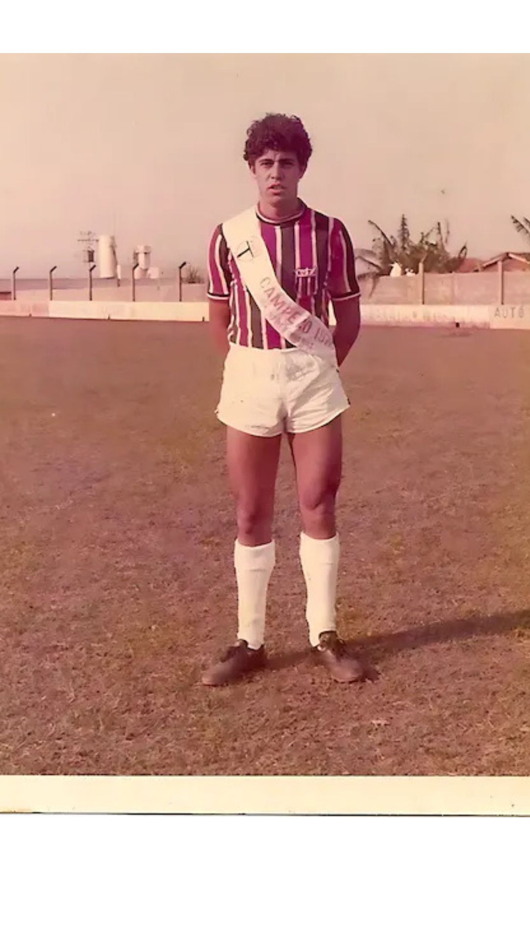 Foto tirada no estádio do Atlético FC com a faixa de campeão.